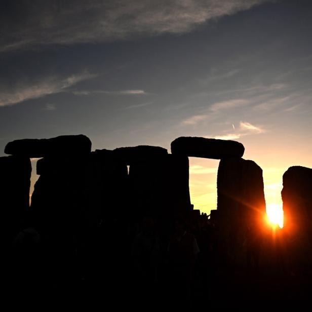Die Silhouette von Stonehenge bei Sonnenuntergang.