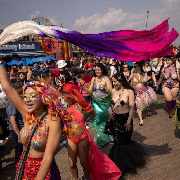 Menschen in fantasievollen Kostümen nehmen an der jährlichen Coney Island Mermaid Parade teil.