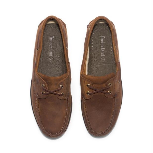 Ein Paar braune Timberland-Bootsschuhe von oben auf weißem Grund.
