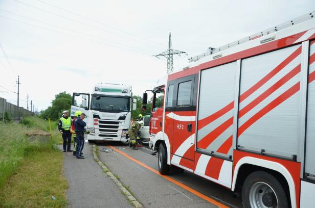 Lkw gegen Taxibus in Brückenbaustelle: Crash bei Amstetten endete glimpflich