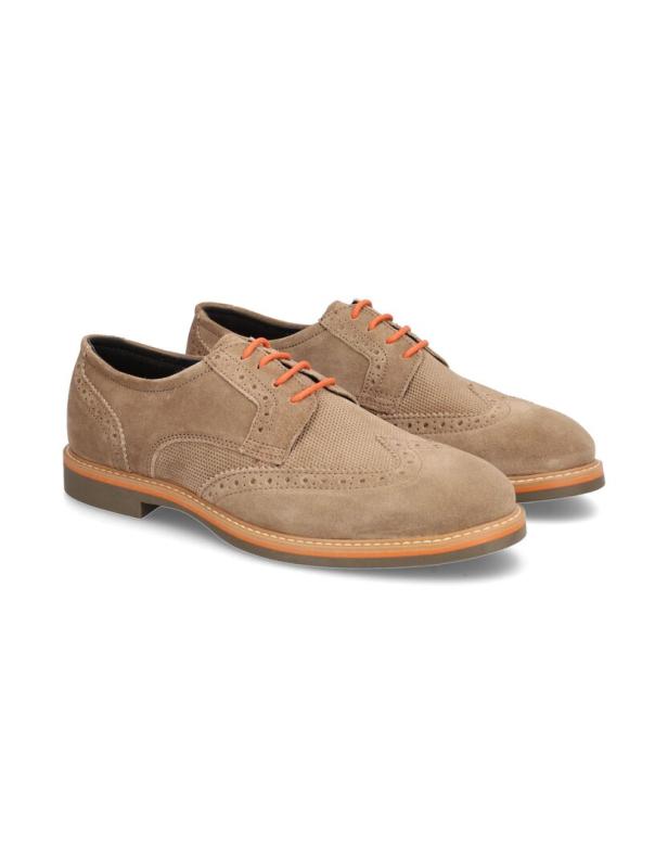 Zwei hellbraune Wildleder-Brogues mit orangefarbenen Schnürsenkeln stehen nebeneinander.