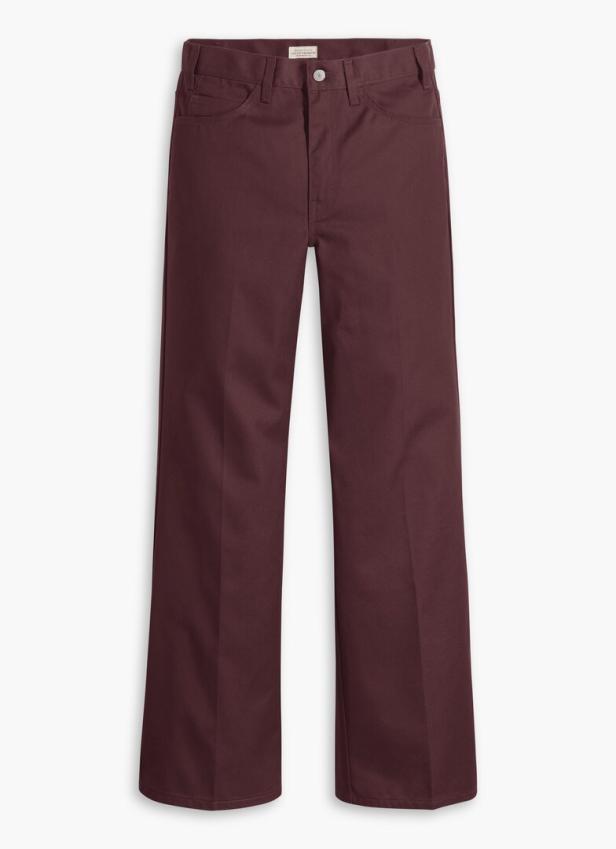 Eine weinrote Stoffhose vor einem weißen Hintergrund.