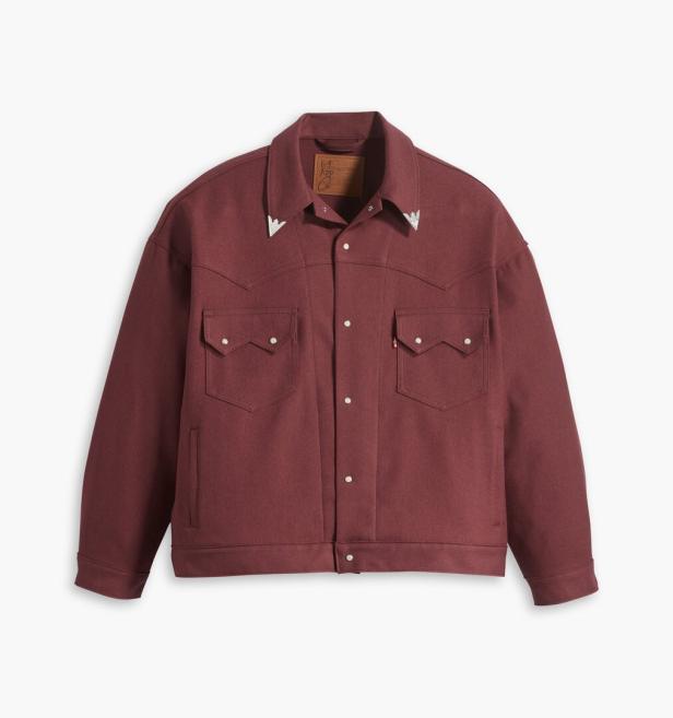 Eine bordeauxrote Levi's Jacke mit Druckknöpfen und zwei Brusttaschen.