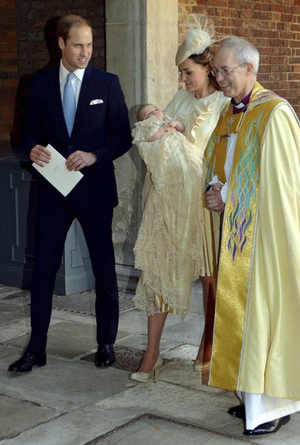 Prinz William, Kate Middleton mit Baby und ein Geistlicher bei einer Taufe.