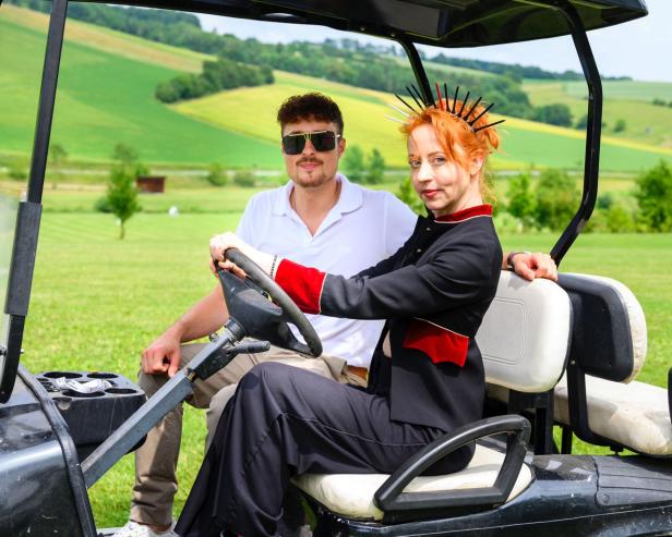 Saisonstart in Neulengbach: Wie sich die VIPs beim Golfen anstellten