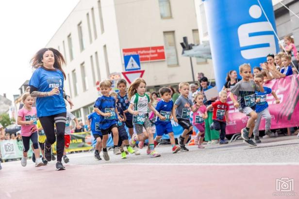 Perfekte Sportnacht für Läufer und Kicker in Amstetten