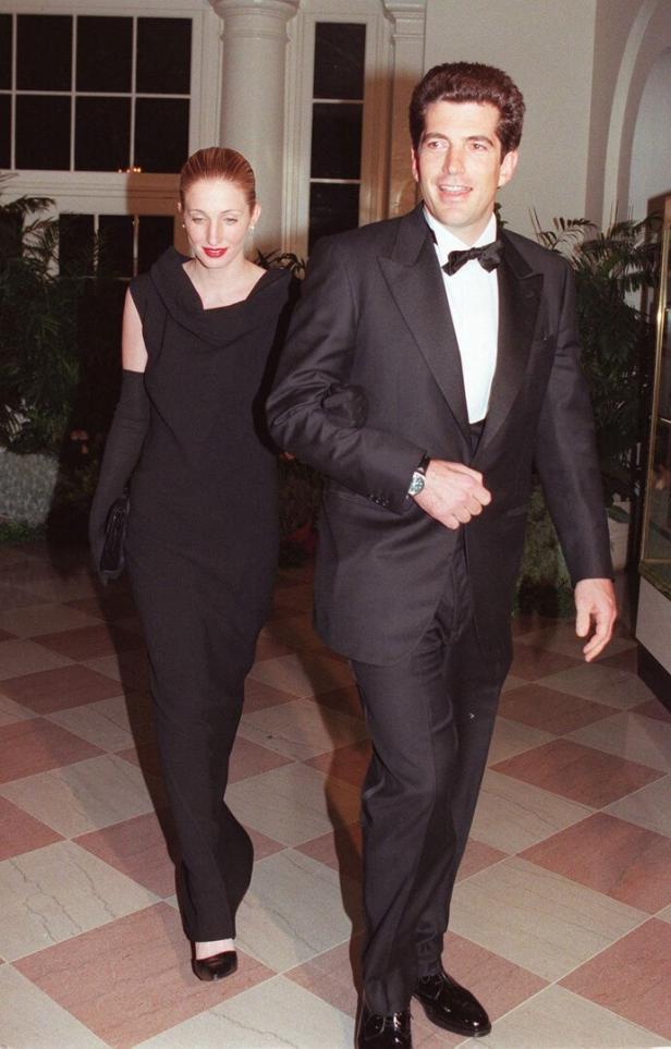 John F. Kennedy Jr. und Carolyn Bessette-Kennedy bei einer Veranstaltung.