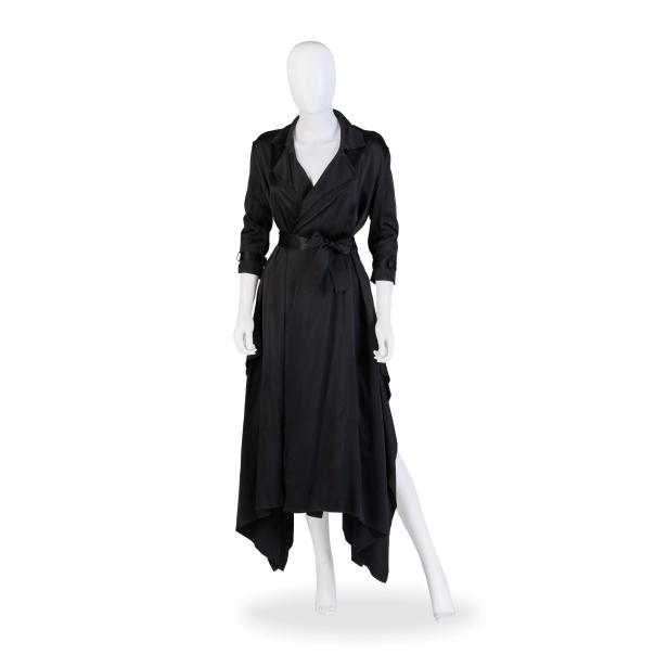 Eine schwarze Wickelrobe mit Gürtel auf einer Schaufensterpuppe.