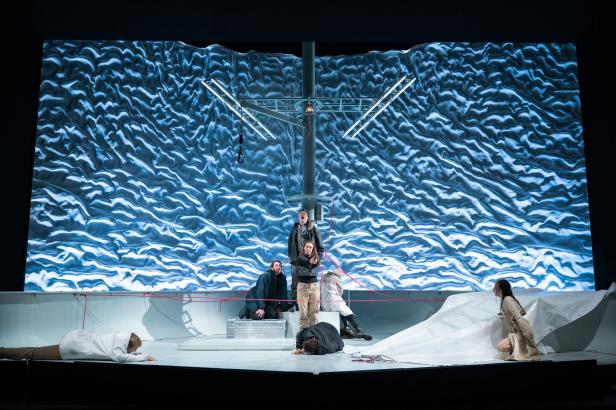 "Anthropozän“ am Salzburger Landestheater: Gefangen in der Eiswüste 