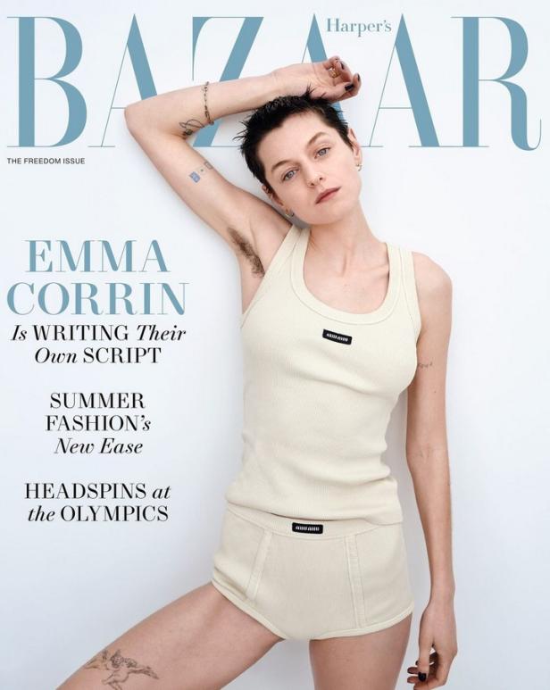 Emma Corrin auf dem Cover von Harper's Bazaar in einem beigen Tanktop und Shorts.