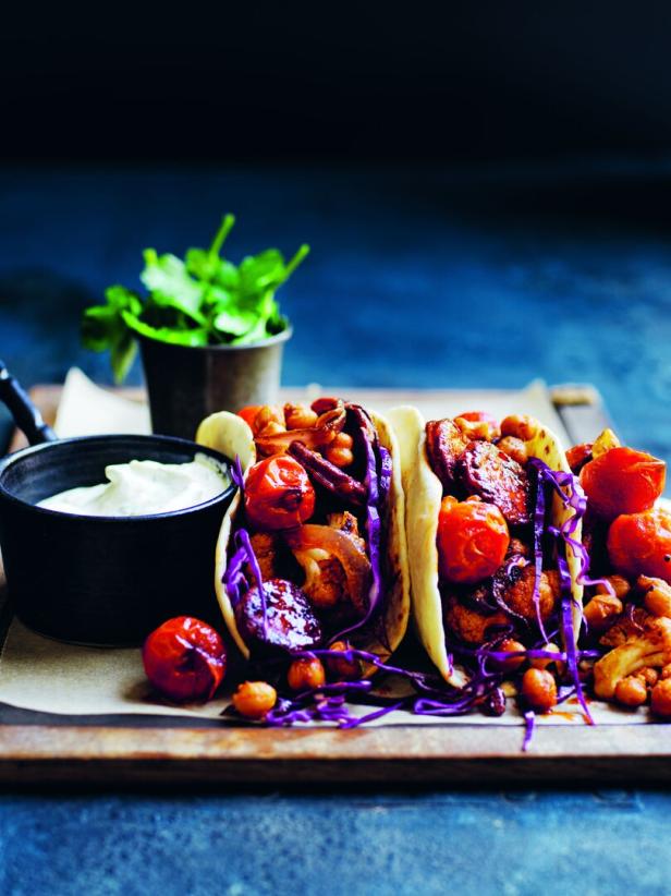 Tacos gefüllt mit Gemüse und Kichererbsen nach einem Rezept von Donna Hay.