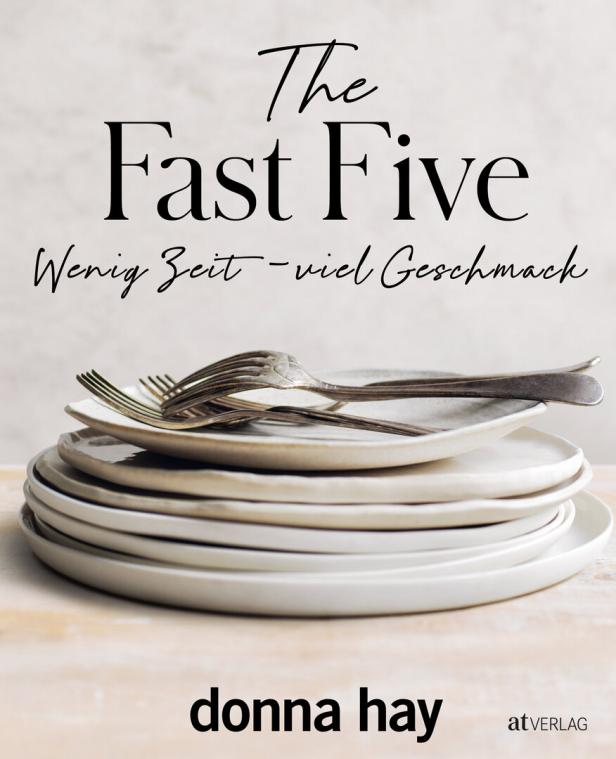 Das Cover des Kochbuchs „The Fast Five“ von Donna Hay mit einem Tellerstapel und Besteck.