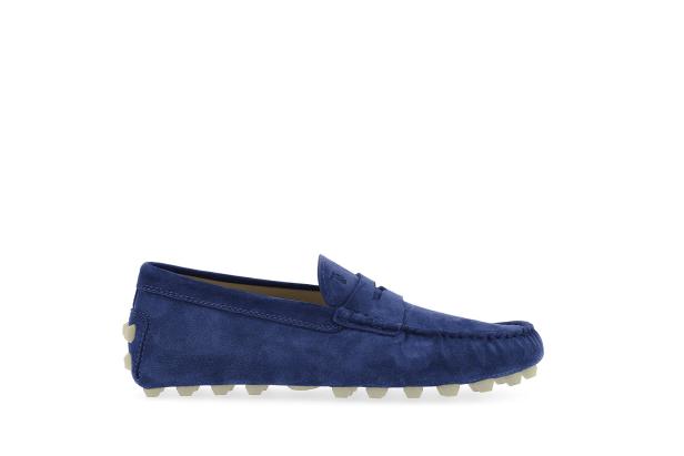 Ein blauer Wildleder-Loafer mit hellen Noppen an der Sohle.