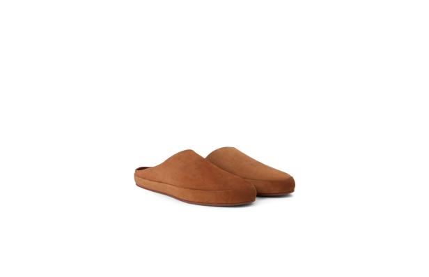 Ein Paar braune Slipper aus Wildleder stehen nebeneinander.