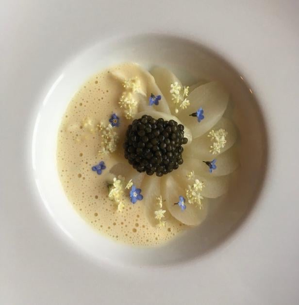 Haute Cuisine im Sattlerhof: Spargel, Holunder und Kaviar auf einem Teller