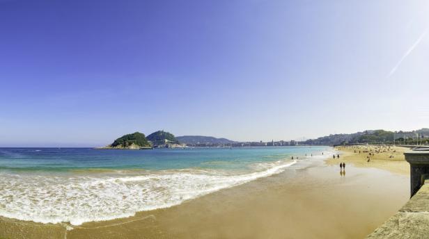 Panoramablick auf den Strand von San Sebastián mit der Insel Santa Clara.