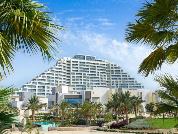 Luxus-Resort City of Dreams in Limassol, auf Süd-Zypern, pyramidenförmiges Hotel mit riesigem Casino, Pools vor dem Gebäude