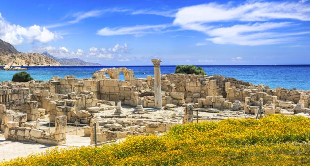 Ruinen von Kourion in der Nähe von Limassol auf Zypern, antiker Tempel beim Meer