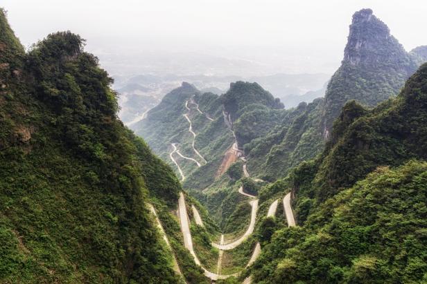 Tianmen Mountain Road: chinesische Straße mit 99 sehr scharfen Kurven 