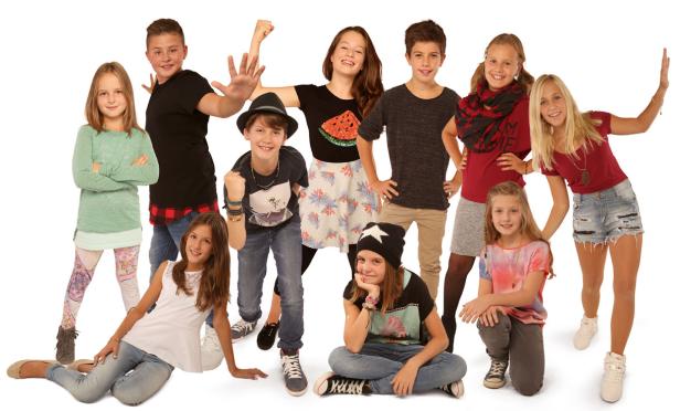 Eine Gruppe von zehn Jugendlichen posiert vor einem weißen Hintergrund.