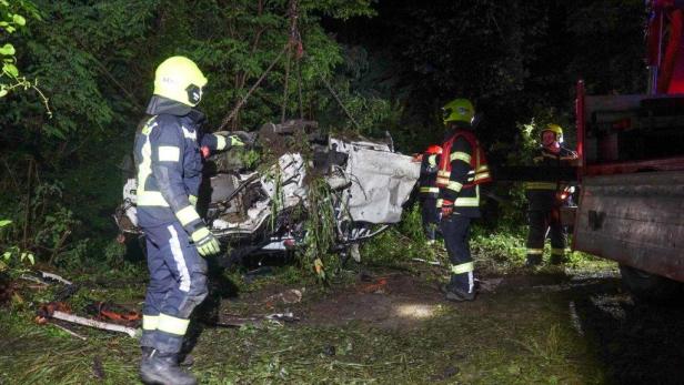 Ungebremst über Kreisverkehr gefahren: Vier Tote bei Unfall in Niederösterreich