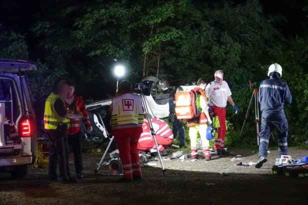 Ungebremst über Kreisverkehr gefahren: Vier Tote bei Unfall in Niederösterreich