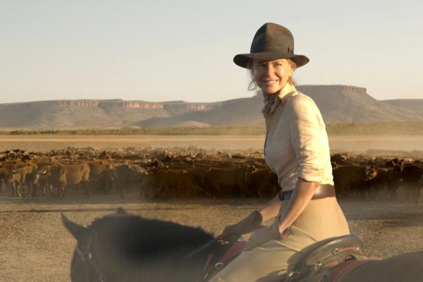 Nicole Kidman reitet in „Australia“ vor einer Rinderherde durch die Landschaft.