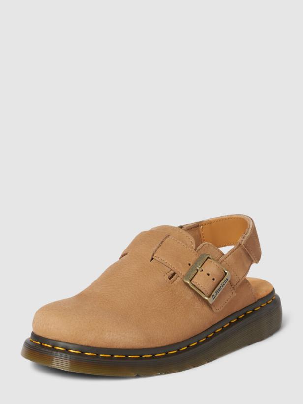 Ein Dr. Martens Jorge Lederslipper in hellbraun mit Schnalle.