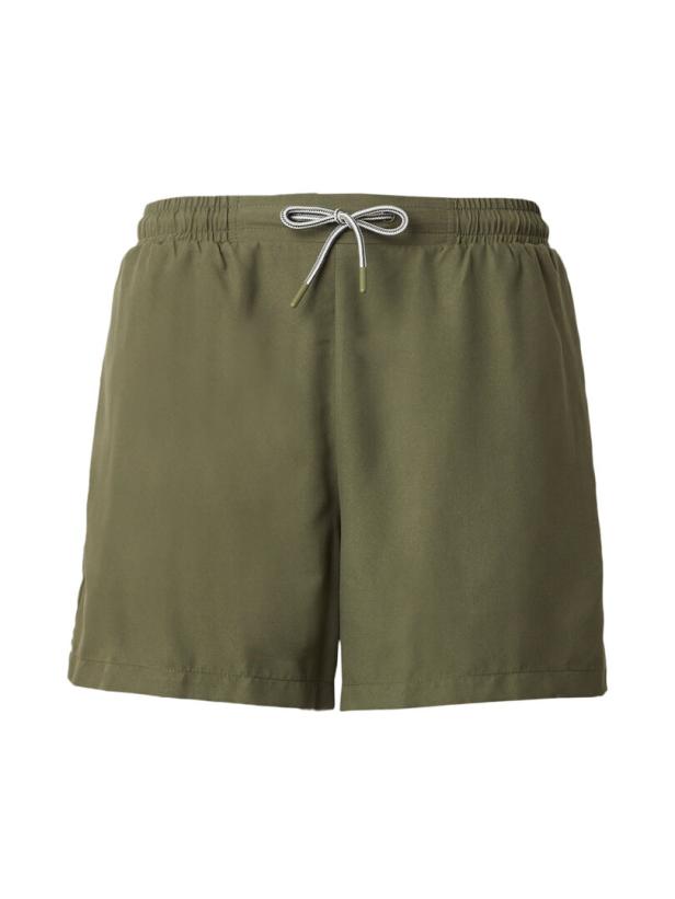 Eine olivgrüne Badeshorts mit weißer Kordel vor einem weißen Hintergrund.