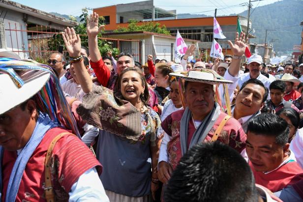 Mexikos oppositionelle Präsidentschaftskandidatin Xochitl Galvez zwischen Anhängern bei einer Wahlkampfveranstaltung in Zinacantan, Chiapas am 26. Mai 2024.