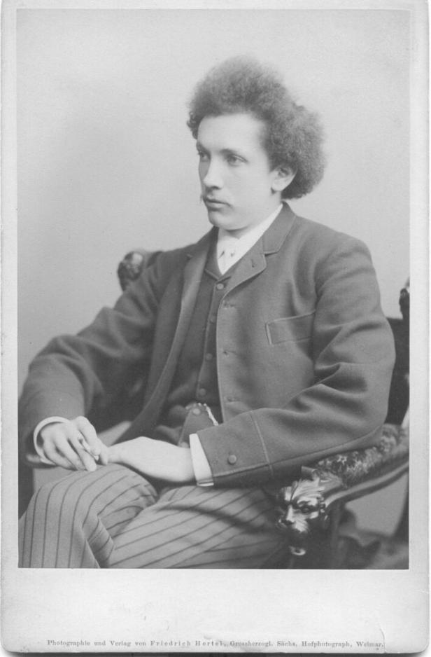 Richard Strauss sitzt in einem Sessel.