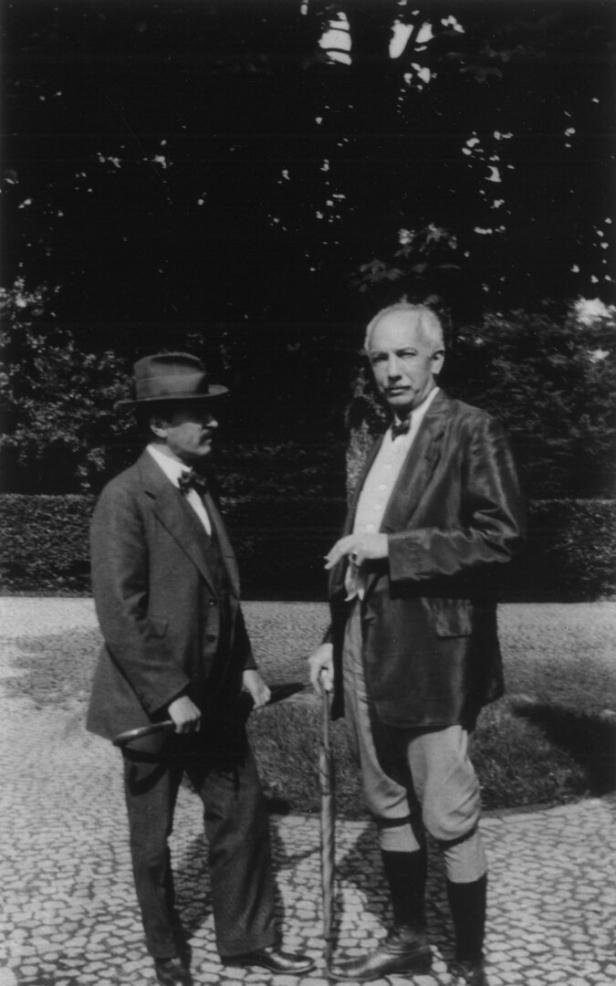 Richard Strauss und Hugo von Hofmannsthal stehen zusammen im Freien.