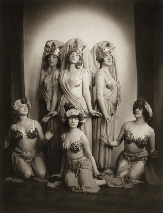 Eine Fotografie von fünf Frauen in Kostümen, inspiriert von Richard Strauss' „Josephs Legende“.