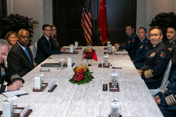 USA und China: Erstes Treffen der Verteidigungsminister seit 2022