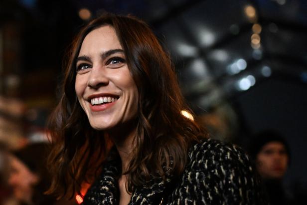 Alexa Chung lächelt in die Kamera.