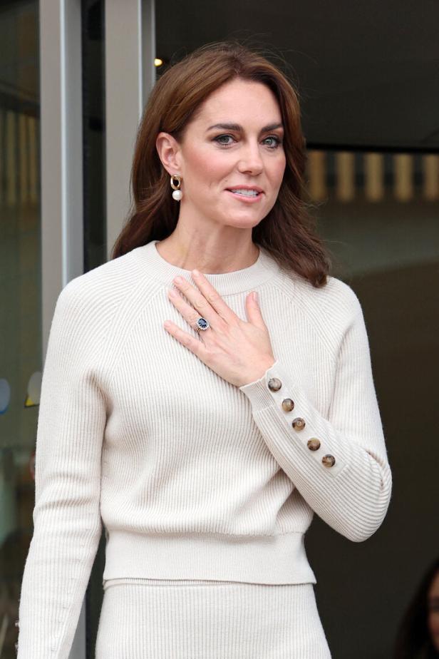 Catherine, Princess of Wales, trägt einen cremefarbenen Pullover und ihren Saphir-Verlobungsring.