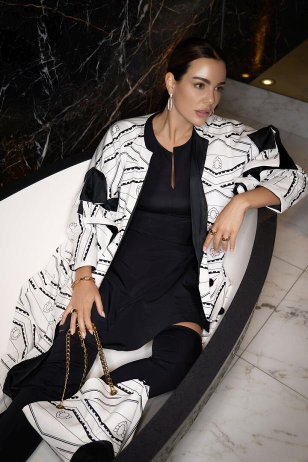 Model Nadine Mirada in Stoffe, inspiriert von einer Hotelfassade, gehüllt