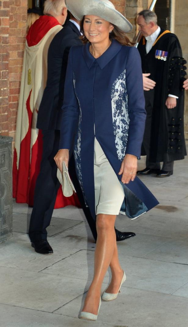 Pippa Middleton trägt einen marineblauen Mantel mit Spitzenapplikationen und einen passenden Hut.