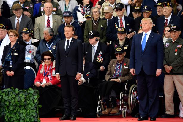 6. Juni 2019 zum 75-jährigen Gedenktag: Damals war noch Donald Trump US-Präsident, hier mit dem französischen Präsidenten Emmanuel Macron, auf dem amerikanischen Friedhof und Memorial in der Normandie in Colleville-sur-Mer, Frankreich.