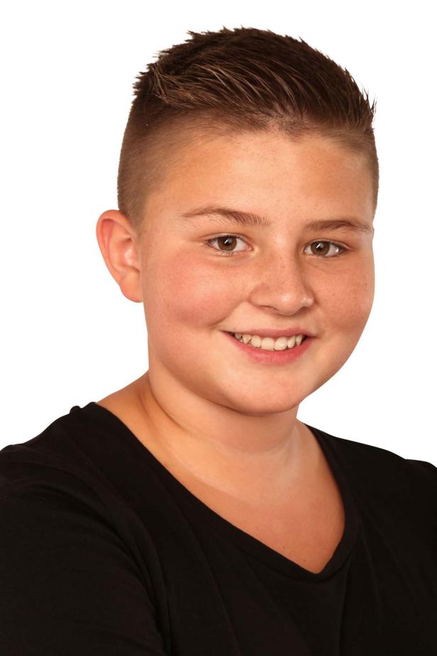 Porträt einer lächelnden jungen Person mit kurzen, braunen Haaren.