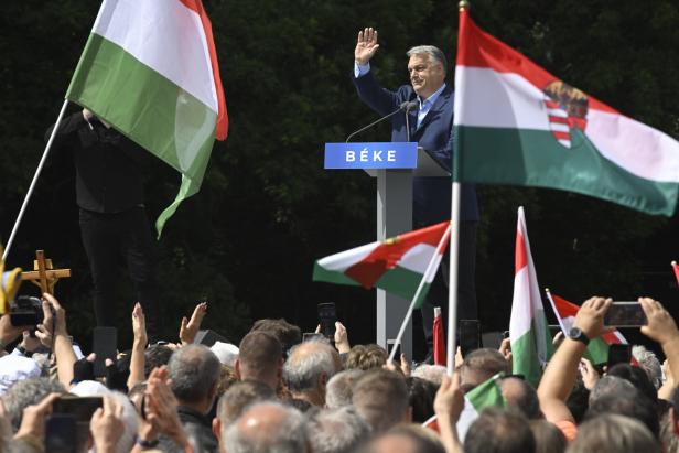  Der ungarische Ministerpräsident Viktor Orbán beim "Friedensmarsch" in Budapest am 1. Juni 2024.