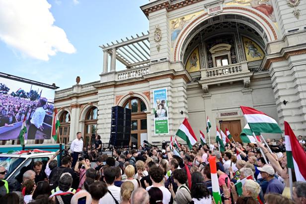 Péter Magyar, der früher der Fidesz-Partei nahe stand, mit Anhängern in Budapest am 30. Mai 2024.