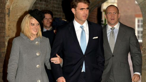 Zara Phillips, Mike Tindall und weitere Gäste verlassen eine Veranstaltung.