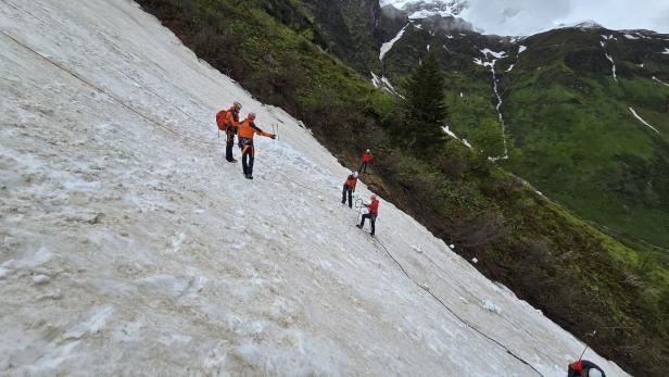 Bergsteiger in Schneefeld eingebrochen und in Wildbach ertrunken