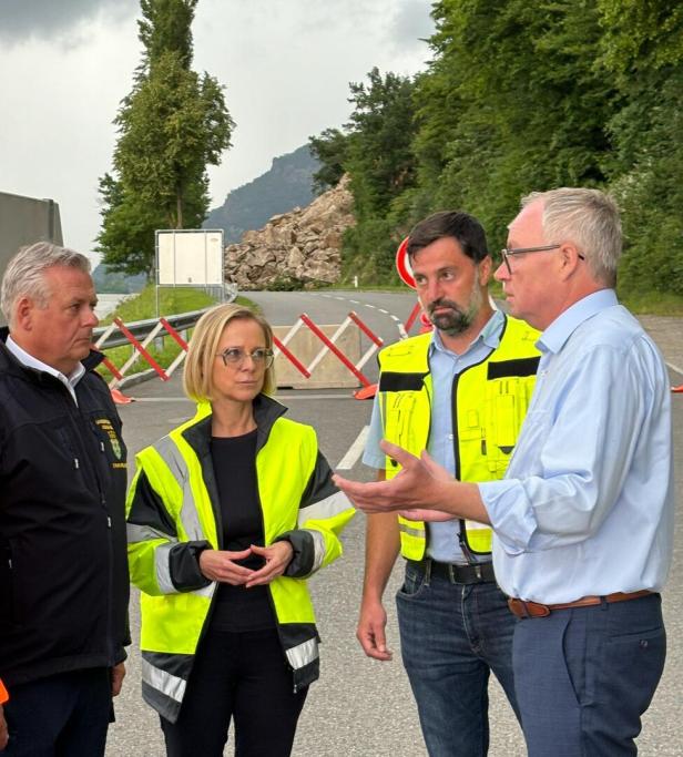 Alarm in NÖ: Riesige Felsbrocken stürzten auf Straße