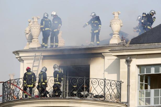 Feuerwehrleute arbeiten an einem Brand in einem Gebäude in Paris.