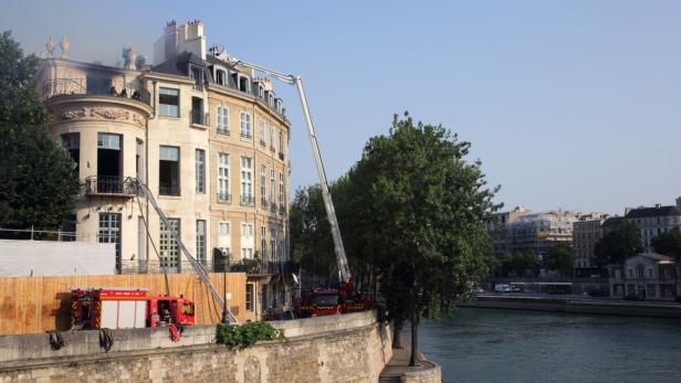 Ein Brand in einem Gebäude in Paris wird von der Feuerwehr bekämpft.