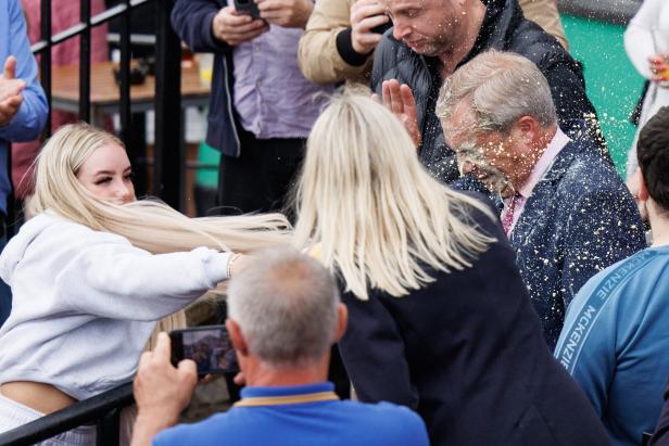 Rechtspopulist Nigel Farage von Frau mit Milchshake übergossen