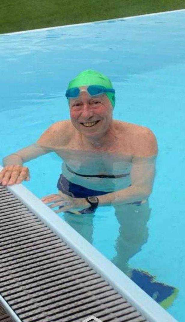 Hans Willenbacher im Schwimmbad mit Badekappe und Schwimmbrille.