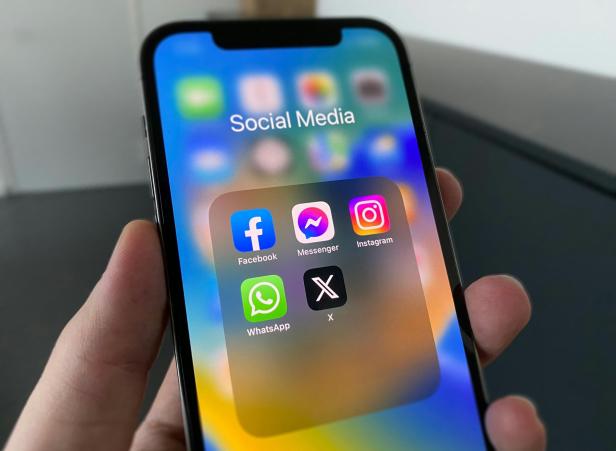 Handydisplay mit verschiedenen Apps wie Instagram, whatsApp und Facebook
